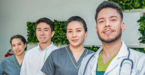 Equipo médico profesional de Pulso Corporación usando uniformes médicos y estetoscopios