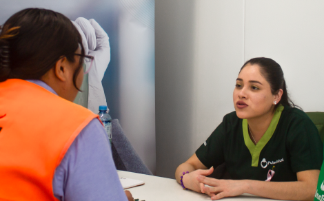 Doctor realizando evaluación médica a paciente