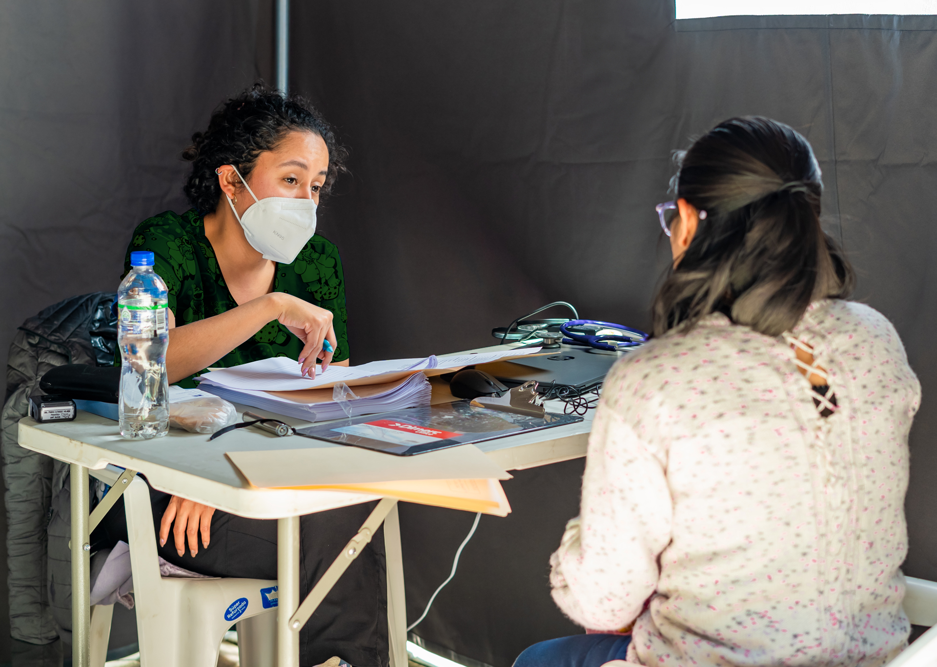 Personal médico realizando evaluación