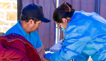 Personal realizando pruebas de laboratorio