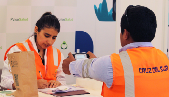 Personal realizando charla preventiva